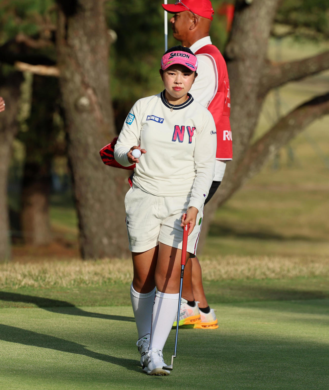 18番、初日6アンダーの首位でホールアウトした山下美夢有（撮影・加藤哉）