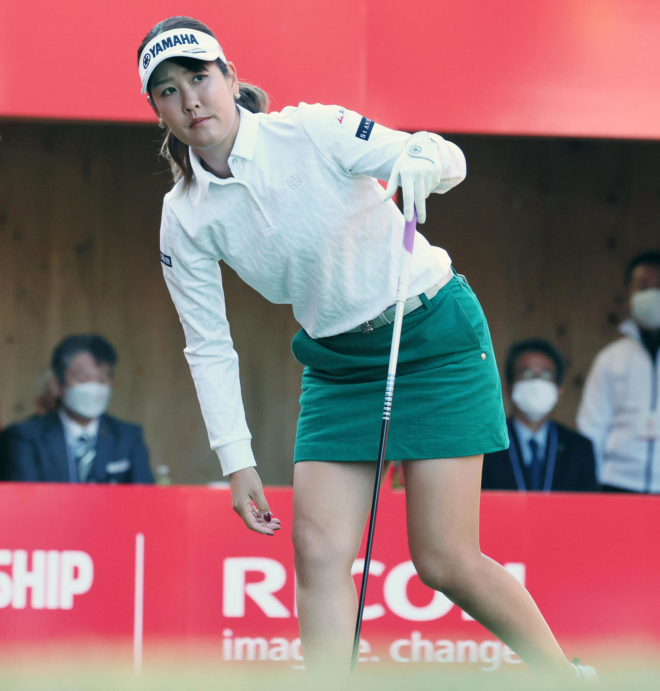 1番、フェアウエーをみる福田真未（撮影・加藤哉）
