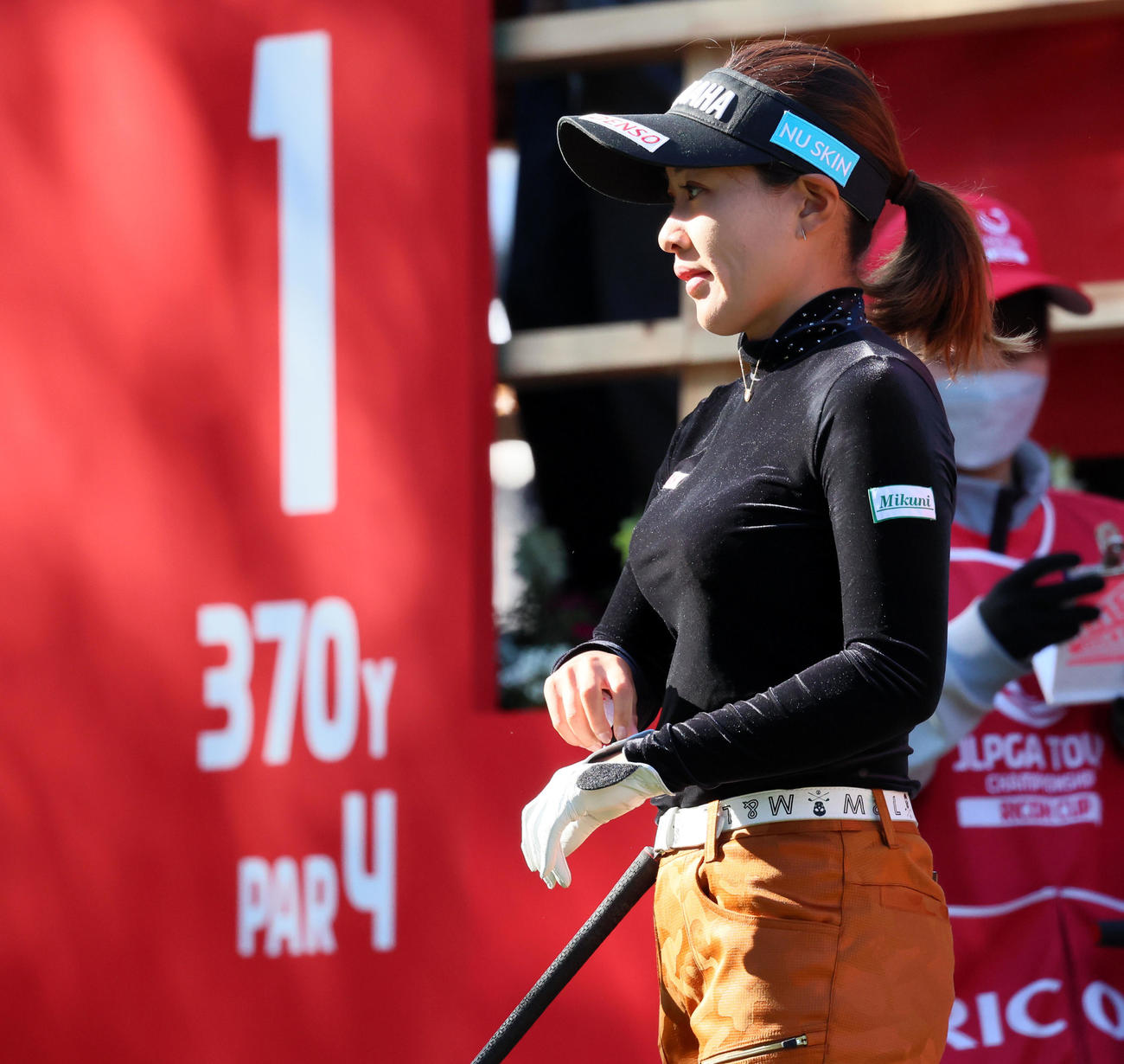 1番、手袋をする永井花奈（撮影・加藤哉）