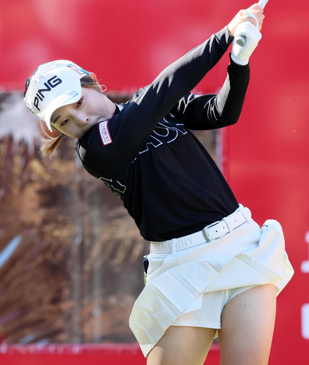 1番、ティーショットを放つ佐久間朱莉（撮影・加藤哉）