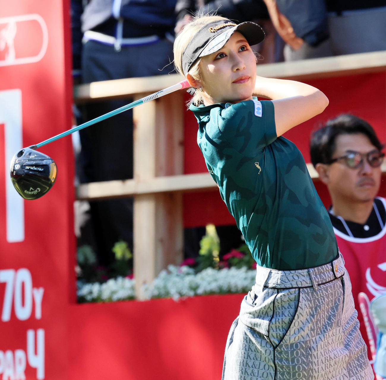 1番、ティーショットを放つ金田久美子（撮影・加藤哉）