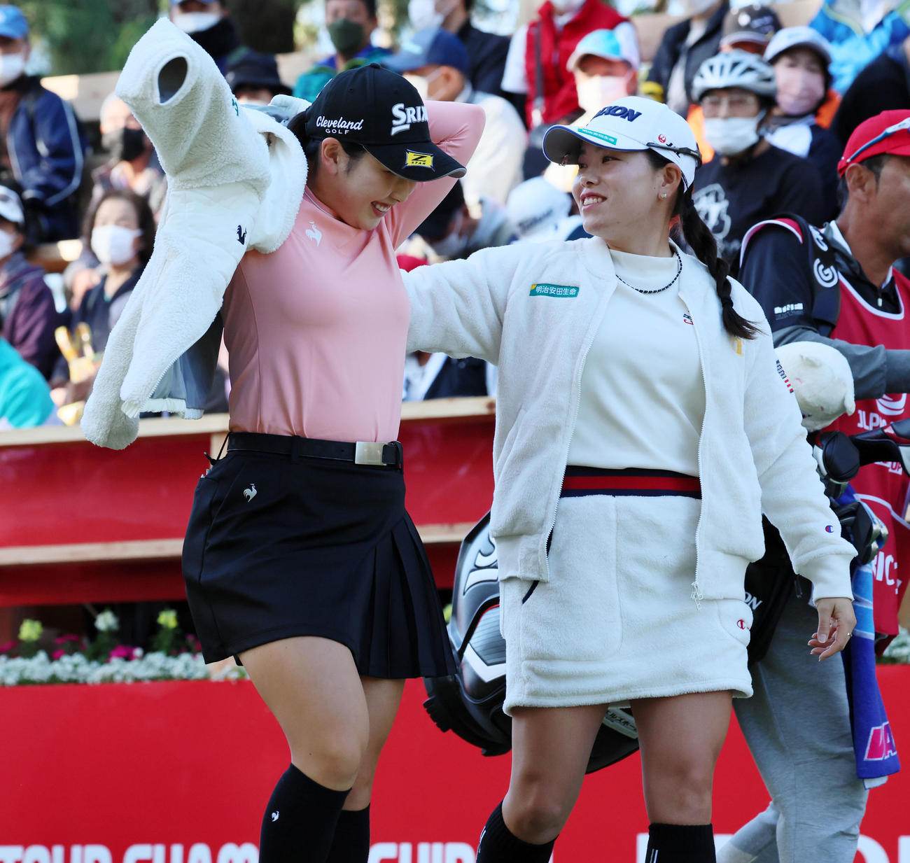 1番、上着を羽織る小祝さくら（左）に手を貸す勝みなみ（撮影・加藤哉）