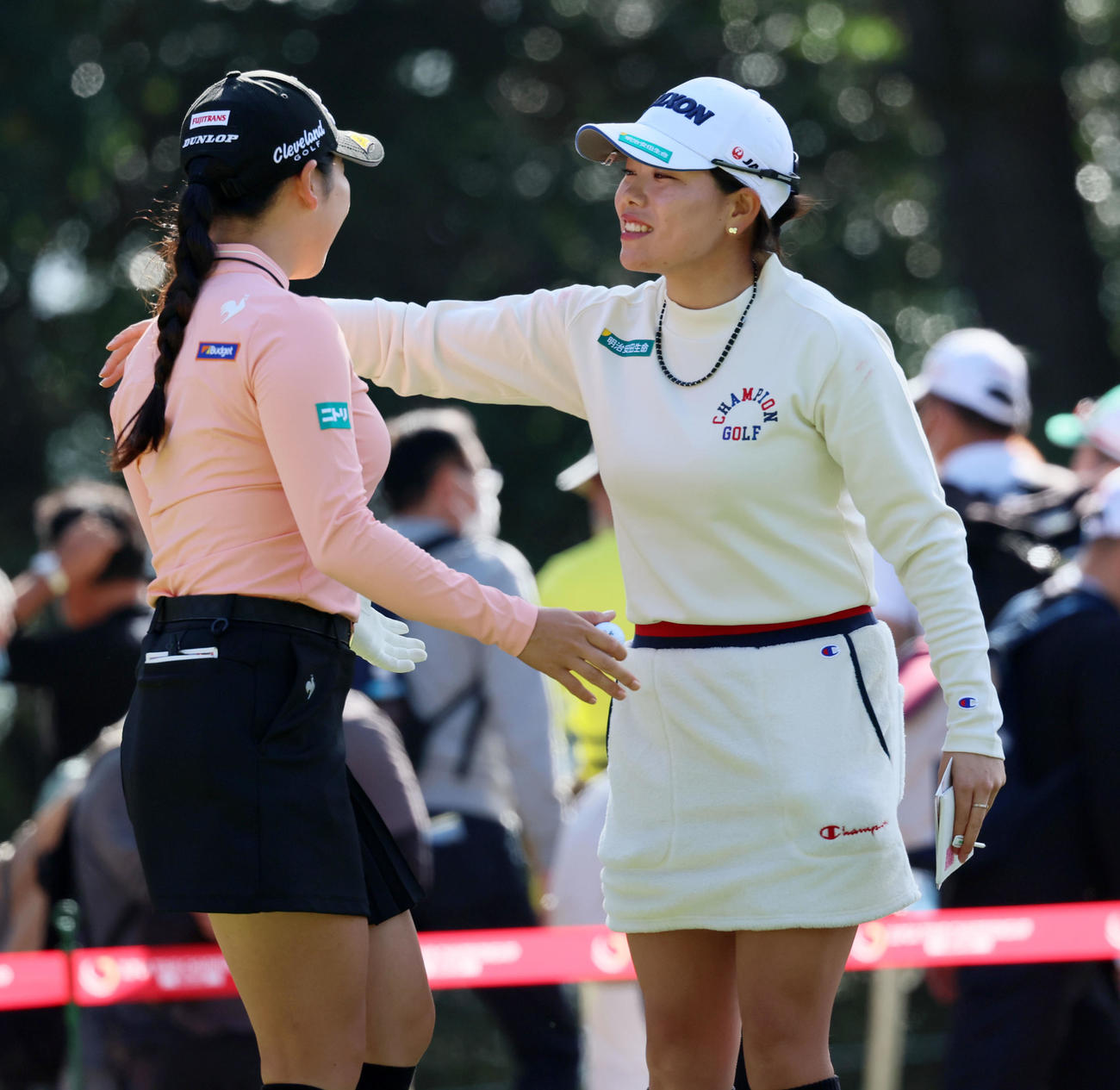 18番、トータル7アンダーでホールアウトした勝みなみ（右）は小祝さくらとハグする（撮影・加藤哉）