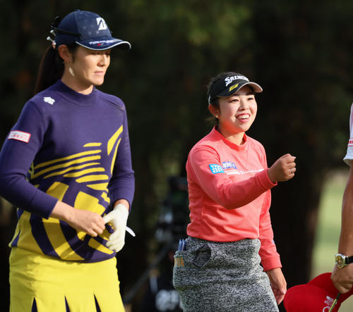18番、8アンダーの2位タイでホールアウトした山下美夢有。左は渡辺彩香（撮影・加藤哉）