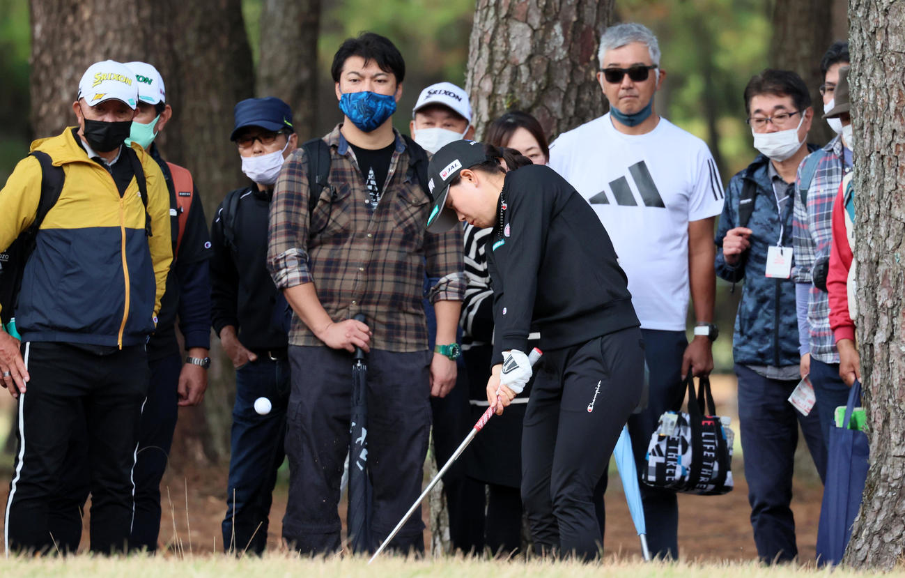 16番、左のラフからアプローチする勝みなみ（撮影・加藤哉）