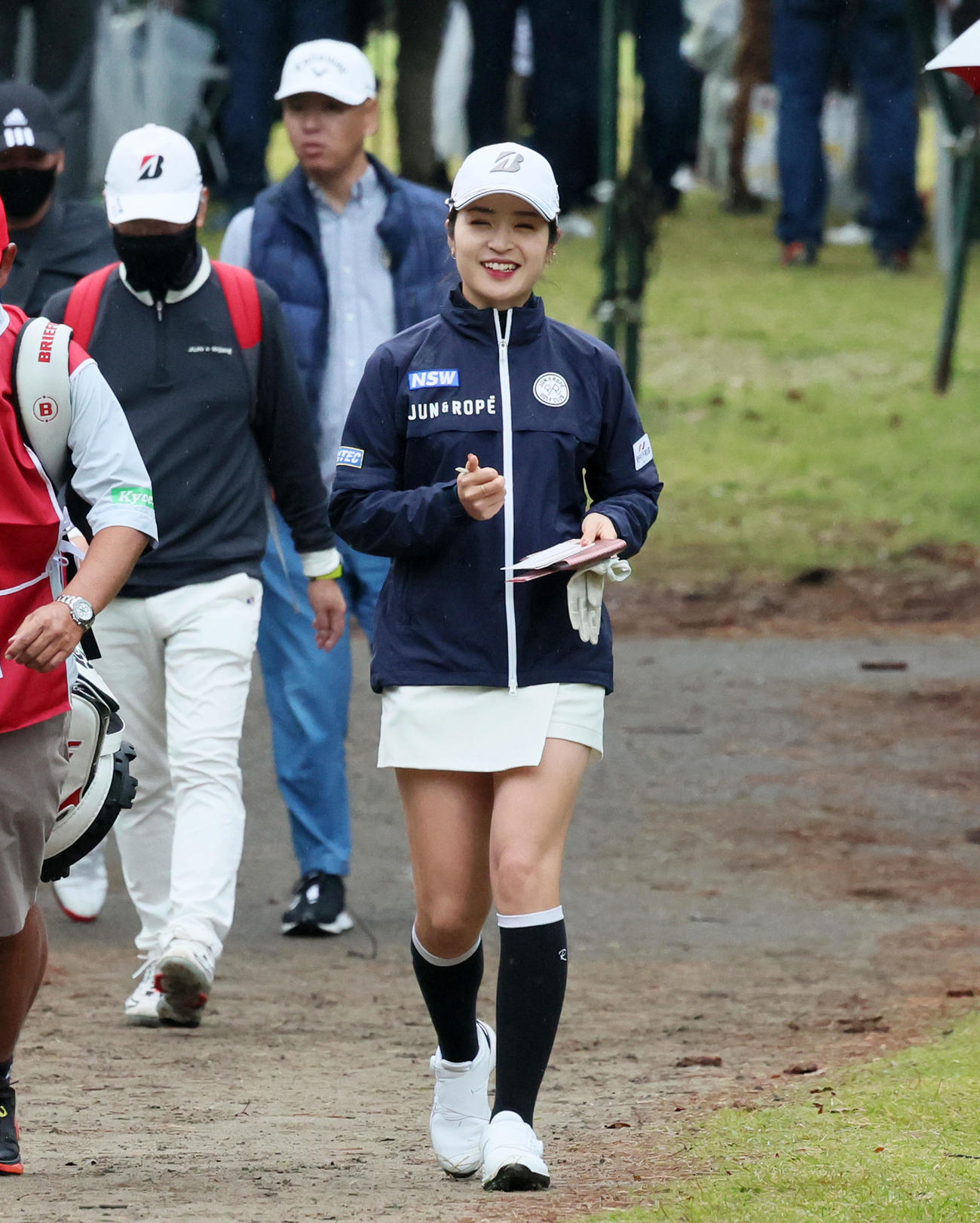 2番ティーグラウンドへ笑顔を見せて移動する三ケ島かな（撮影・加藤哉）