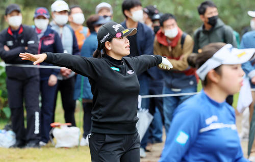 2番、ティーショットを打ち終え手を広げ落下地点を確認する勝みなみ。右は山下美夢有(撮影・加藤哉)