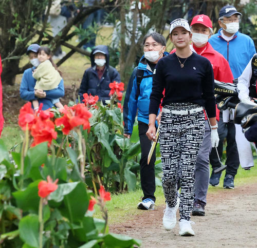 2番、ティーグラウンドに向かう原英莉花(撮影・加藤哉)