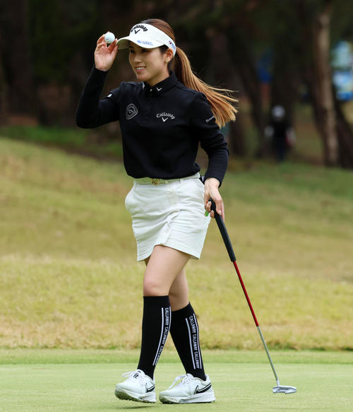 9番、バーディーパットを決め笑顔を見せる西村優菜(撮影・加藤哉)