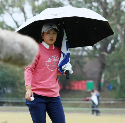 3日目を終え26オーバーのスコアに表情も冴えない西郷真央(撮影・加藤哉)