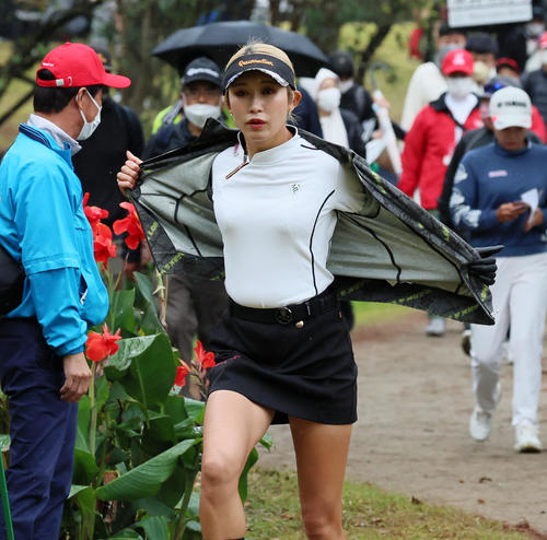 2番、上着を脱ぎながらティーグラウンドへあがる金田久美子(撮影・加藤哉)