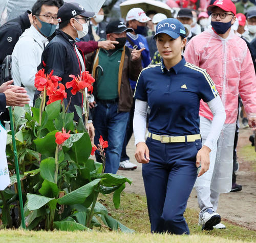 2番、ティーグラウンドにあがる渋野日向子(撮影・加藤哉)