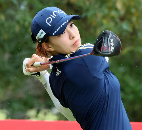 2番、ティーショットを放つ渋野日向子(撮影・加藤哉)