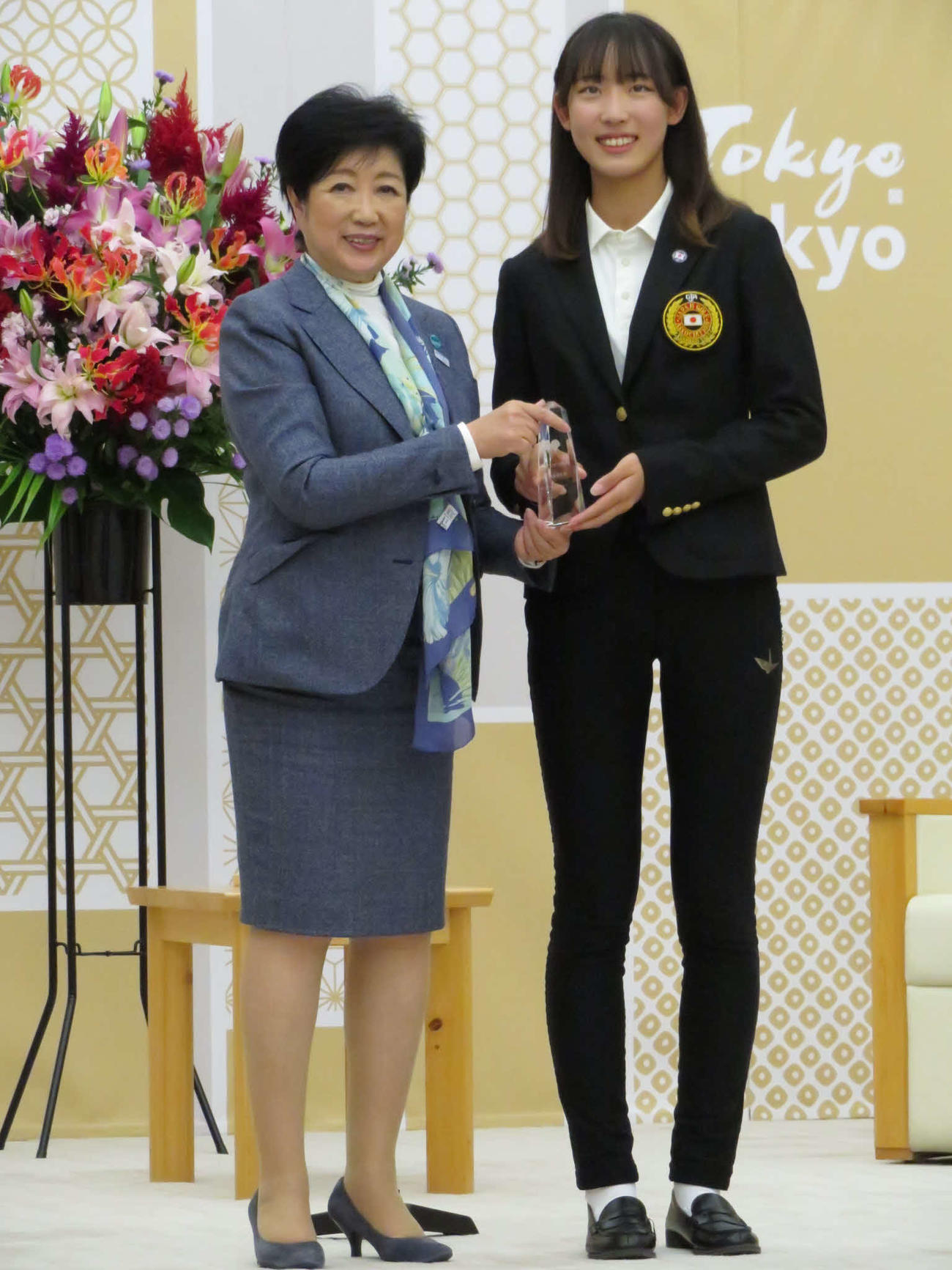 東京スポーツ奨励賞を受賞した馬場（右）は、東京都の小池知事からトロフィーを受け取り笑顔を見せた