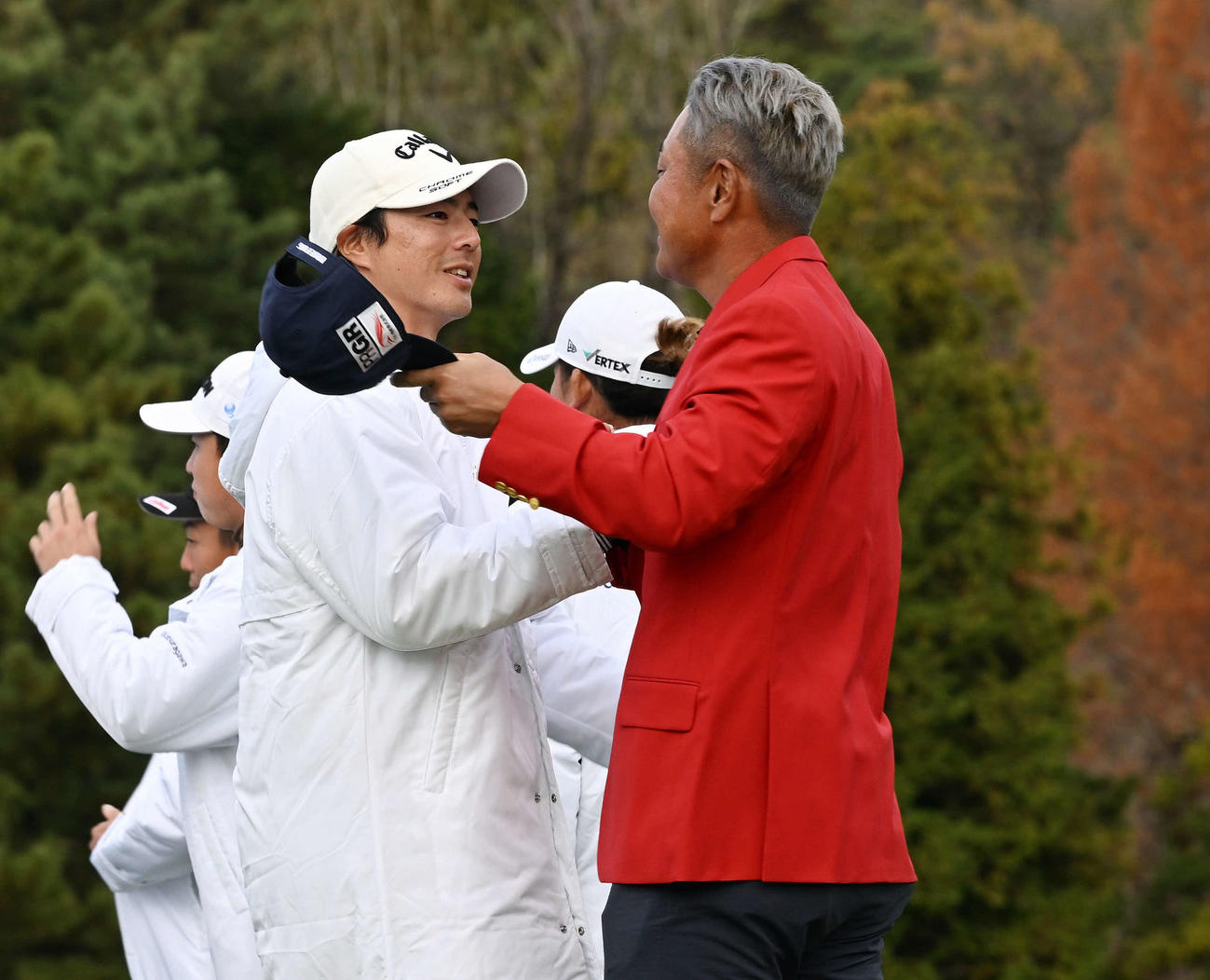 表彰式を終え優勝の谷原（右）は石川と握手を交わす（撮影・滝沢徹郎）