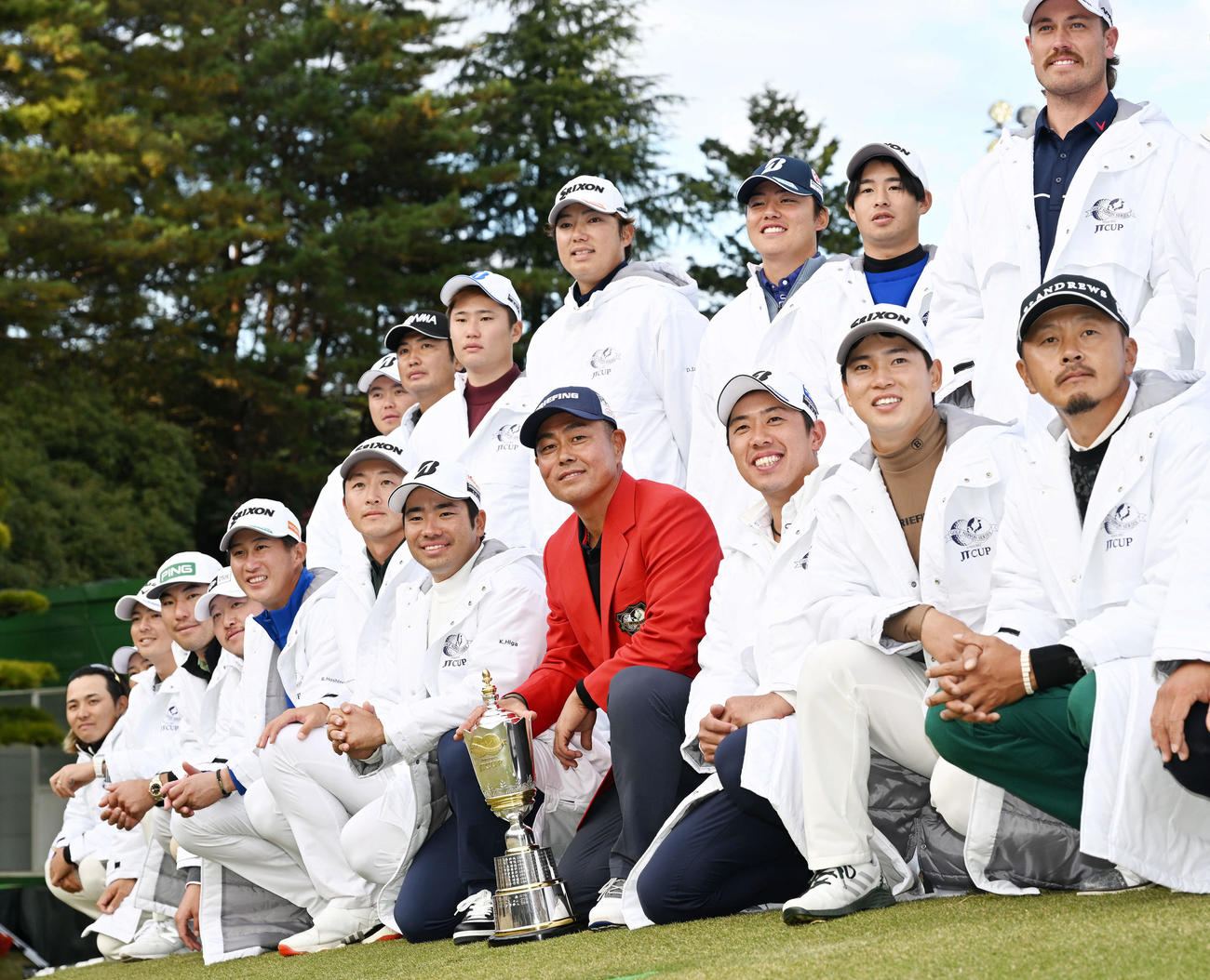 ホールアウト後、優勝した谷原（前列中央）は参加選手と記念撮影する（撮影・滝沢徹郎）