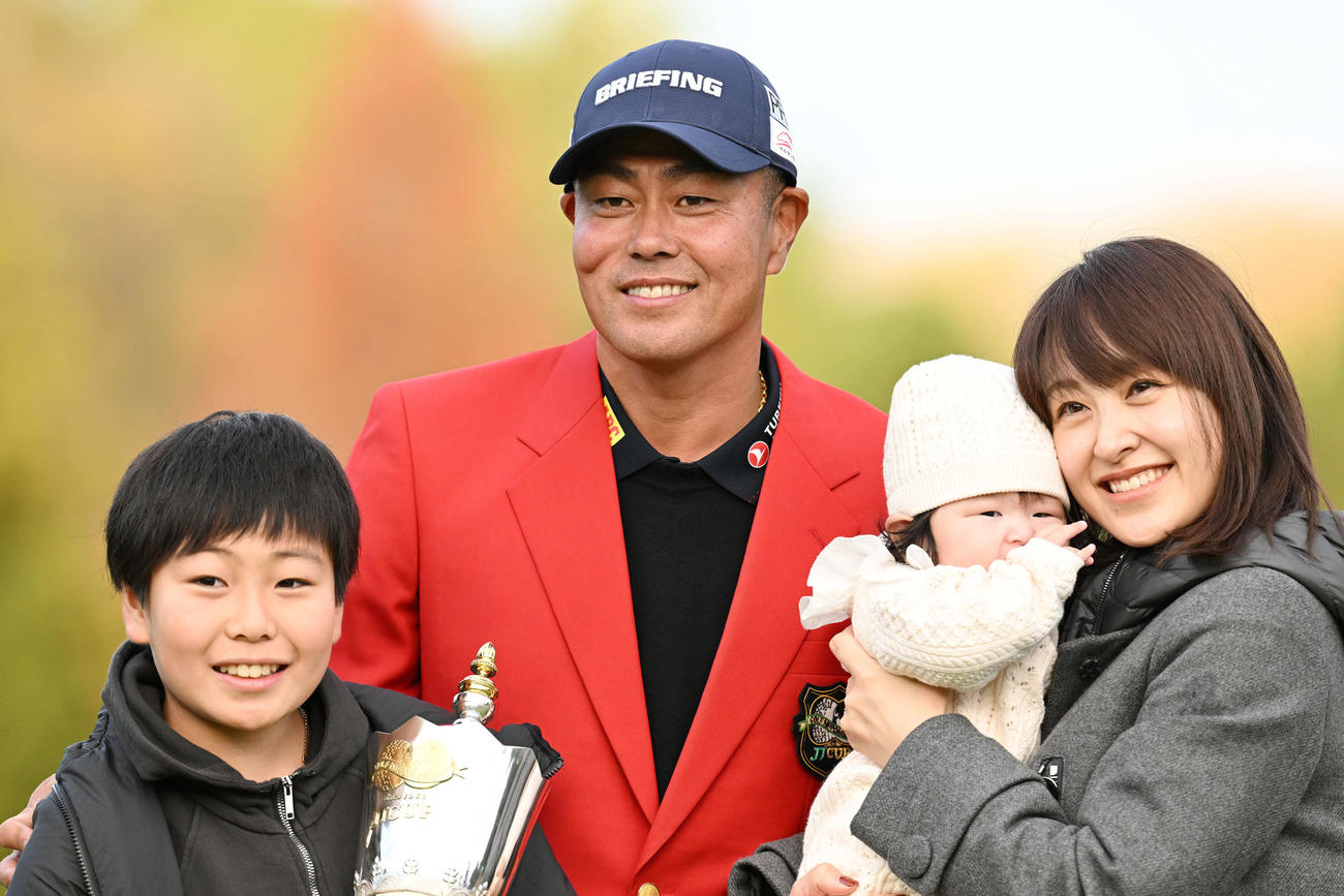 優勝を決めた谷原（左から2人目）は家族と記念撮影する。左から長男の悠人君、1人おいて長女の悠香ちゃん、元ココナッツ娘。で妻の絢香さん（撮影・滝沢徹郎）
