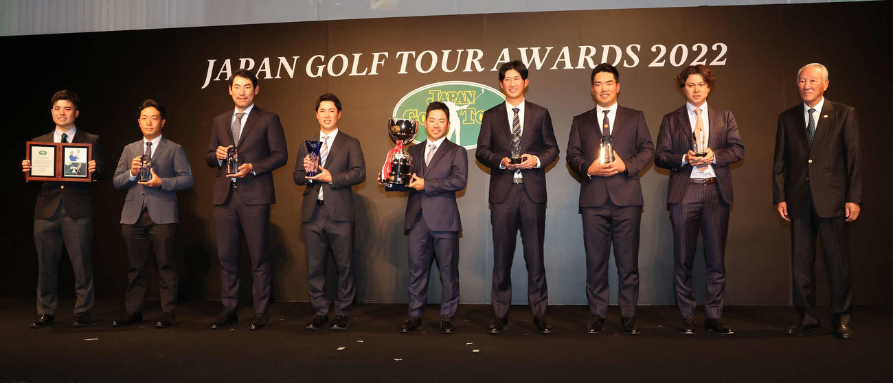 2022年度ジャパンゴルフツアー表彰式で各賞を受賞した面々。左から蝉川、稲森、C・キム、桂川、比嘉、星野、河本、大堀（撮影・丹羽敏通）