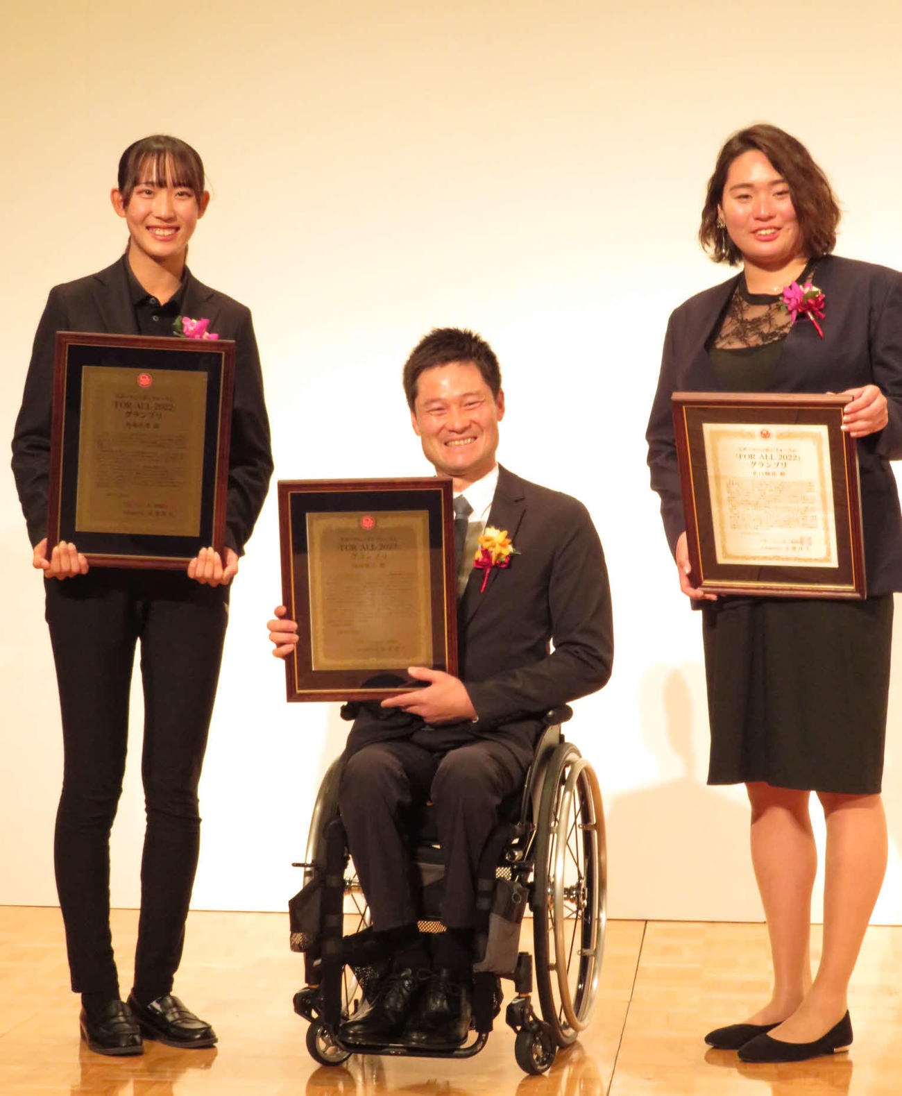 スポーツニッポンフォーラムで表彰を受けた左から馬場咲希、国枝慎吾、北口榛花