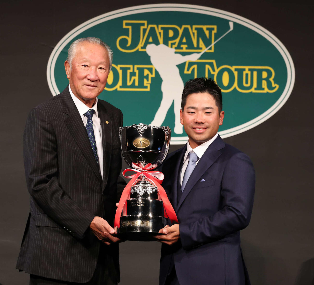 最優秀選手賞を受賞した比嘉（右）。左はJGTO青木会長（撮影・丹羽敏通）