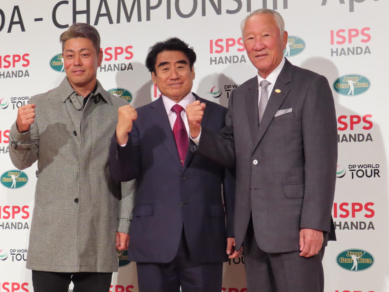 左から谷原秀人、国際スポーツ振興協会の半田晴久会長、日本ゴルフツアー機構の青木功会長（撮影・近藤由美子）