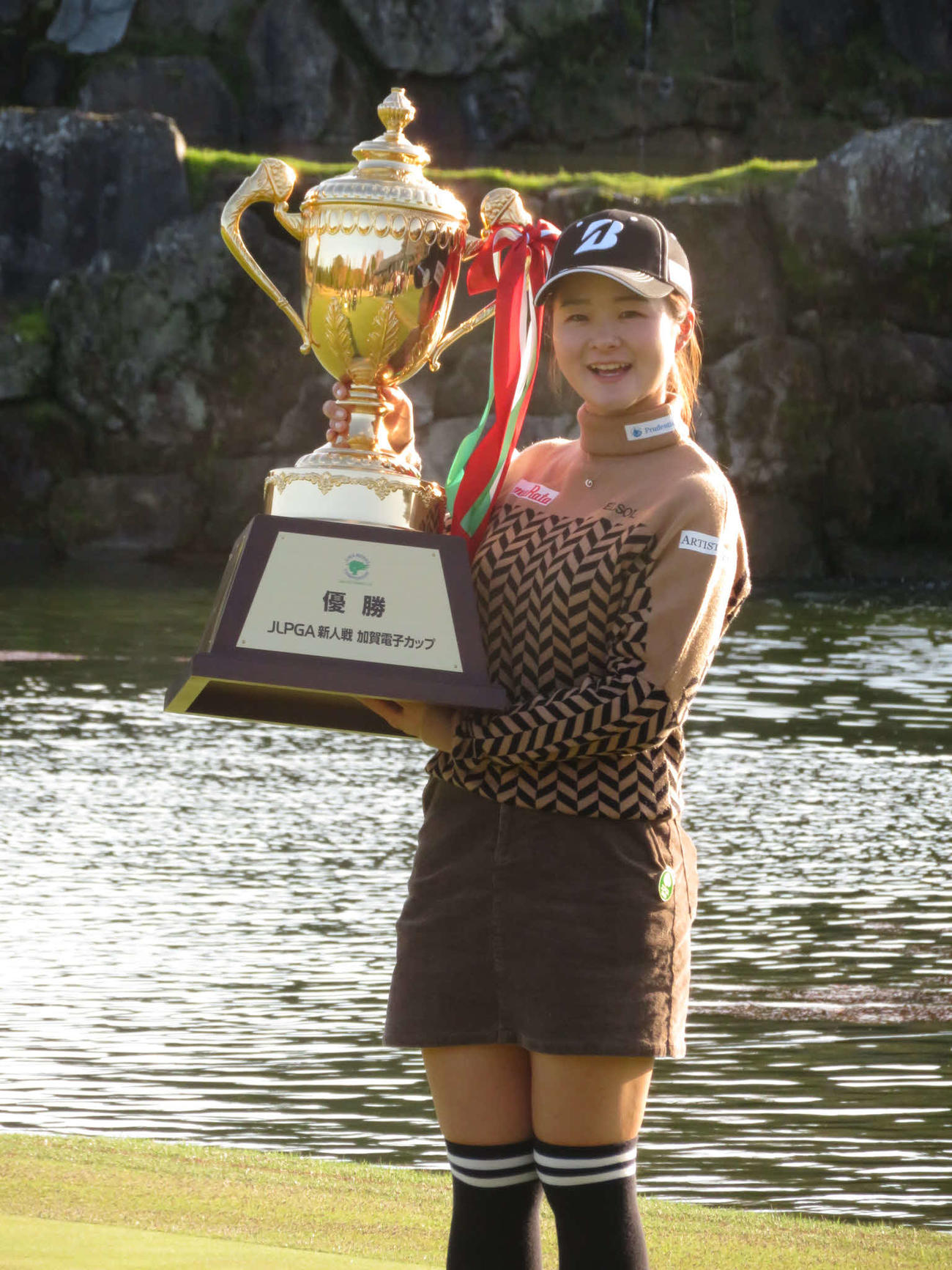 JLPGA新人戦加賀電子カップを制し、優勝トロフィーを手に笑顔を見せる川崎