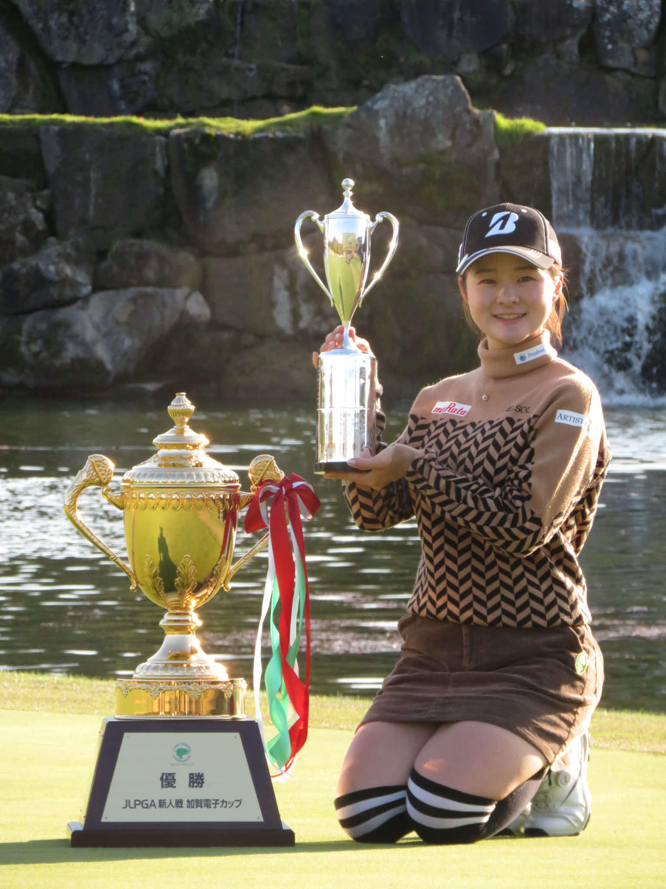 JLPGA新人戦加賀電子カップを制し、優勝トロフィーを手に笑顔を見せる川崎