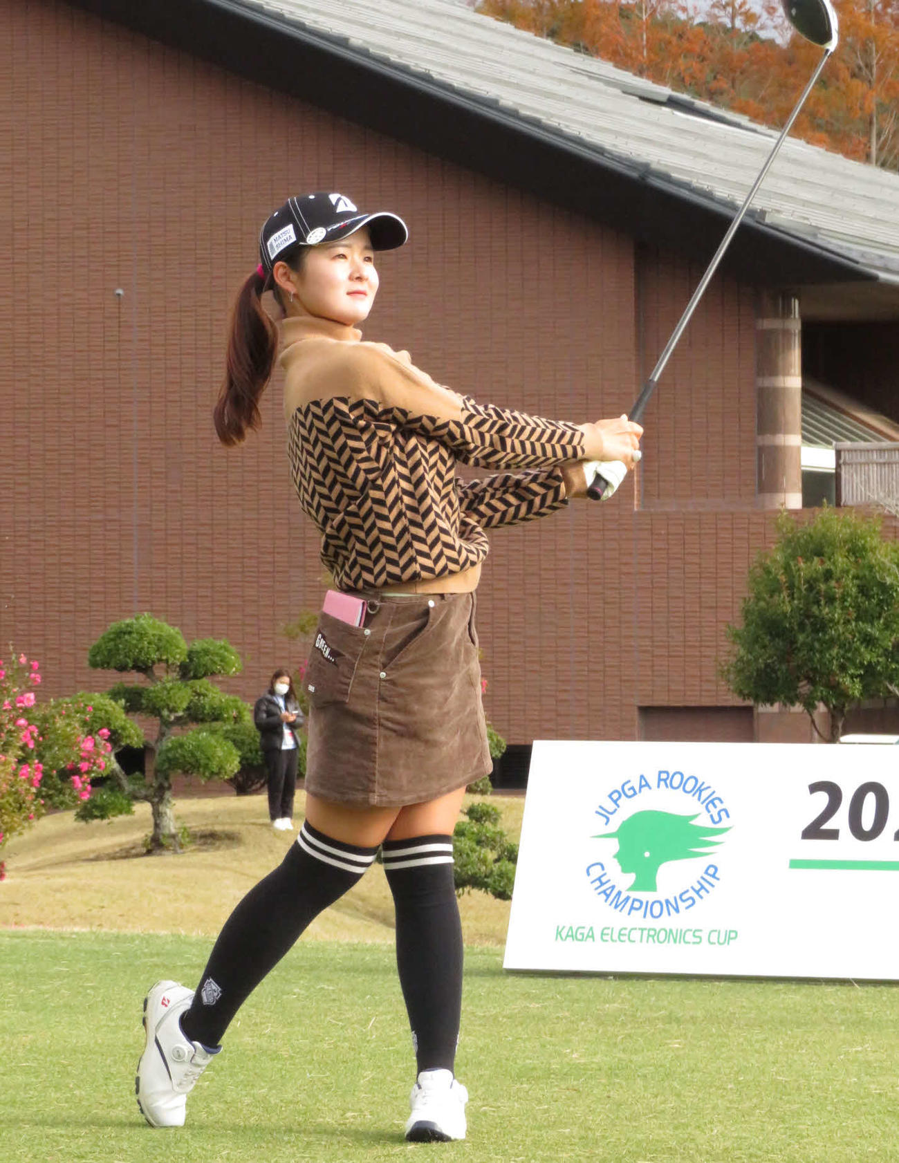 1番、ティーショットを放った川崎春花