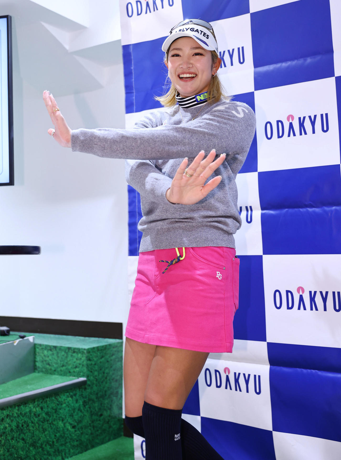 サイン会を終え写真撮影に応じた原はポーズの要求に照れ笑いを見せる（撮影・垰建太）