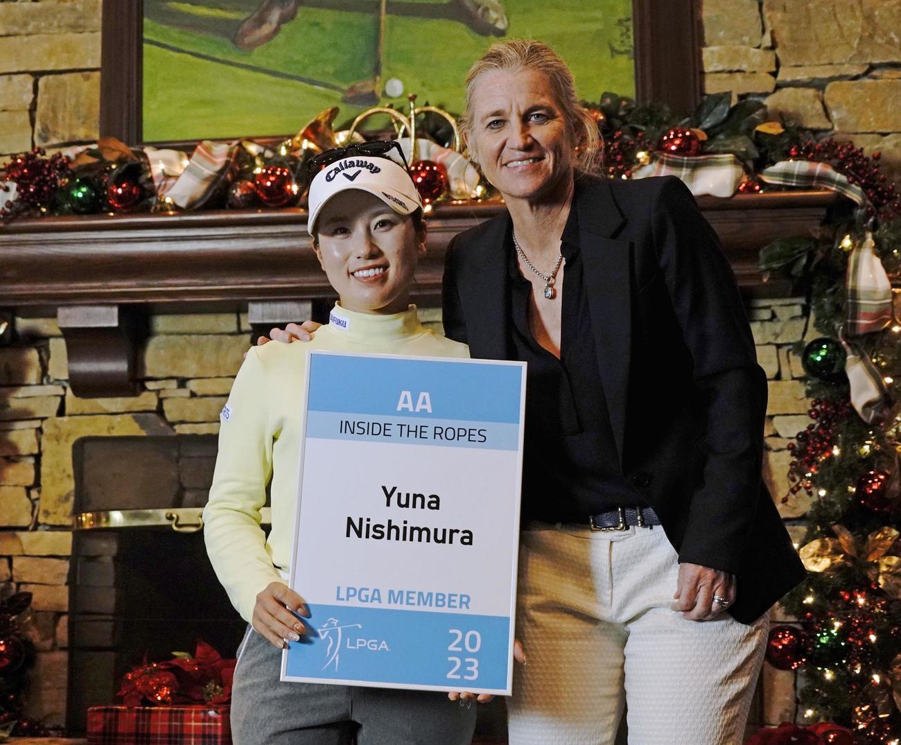 米女子ゴルフツアーの来季出場資格を獲得し笑顔の西村優菜（左）（共同）
