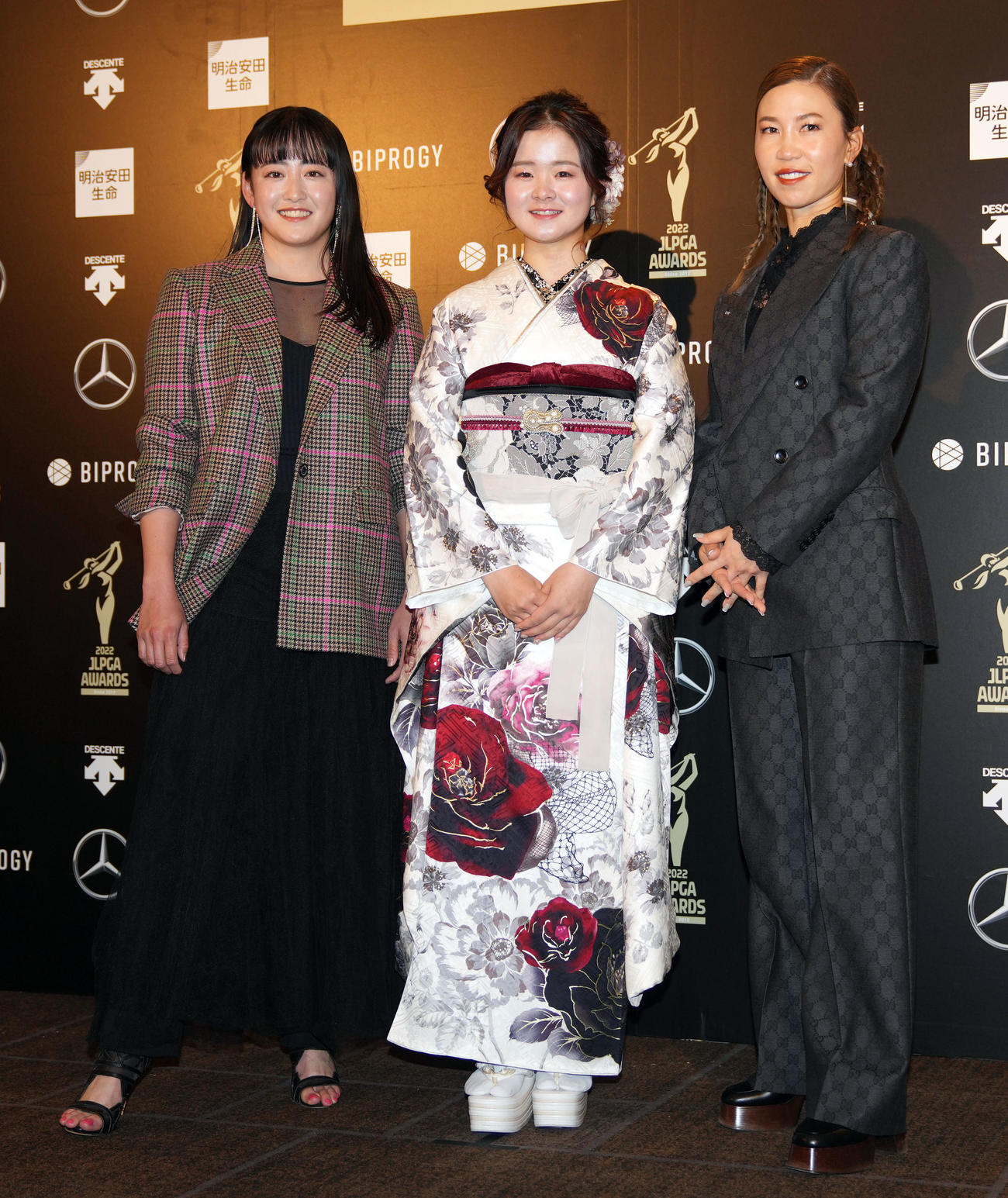 JLPGAアワードのフォトコールで衣装を披露する、左から岩井千、川崎、上田（撮影・狩俣裕三）