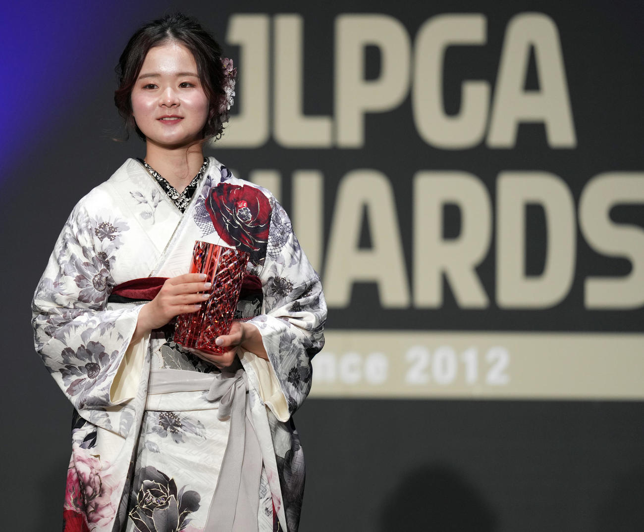 JLPGAアワード明治安田生命新人賞を受賞する川崎（撮影・狩俣裕三）