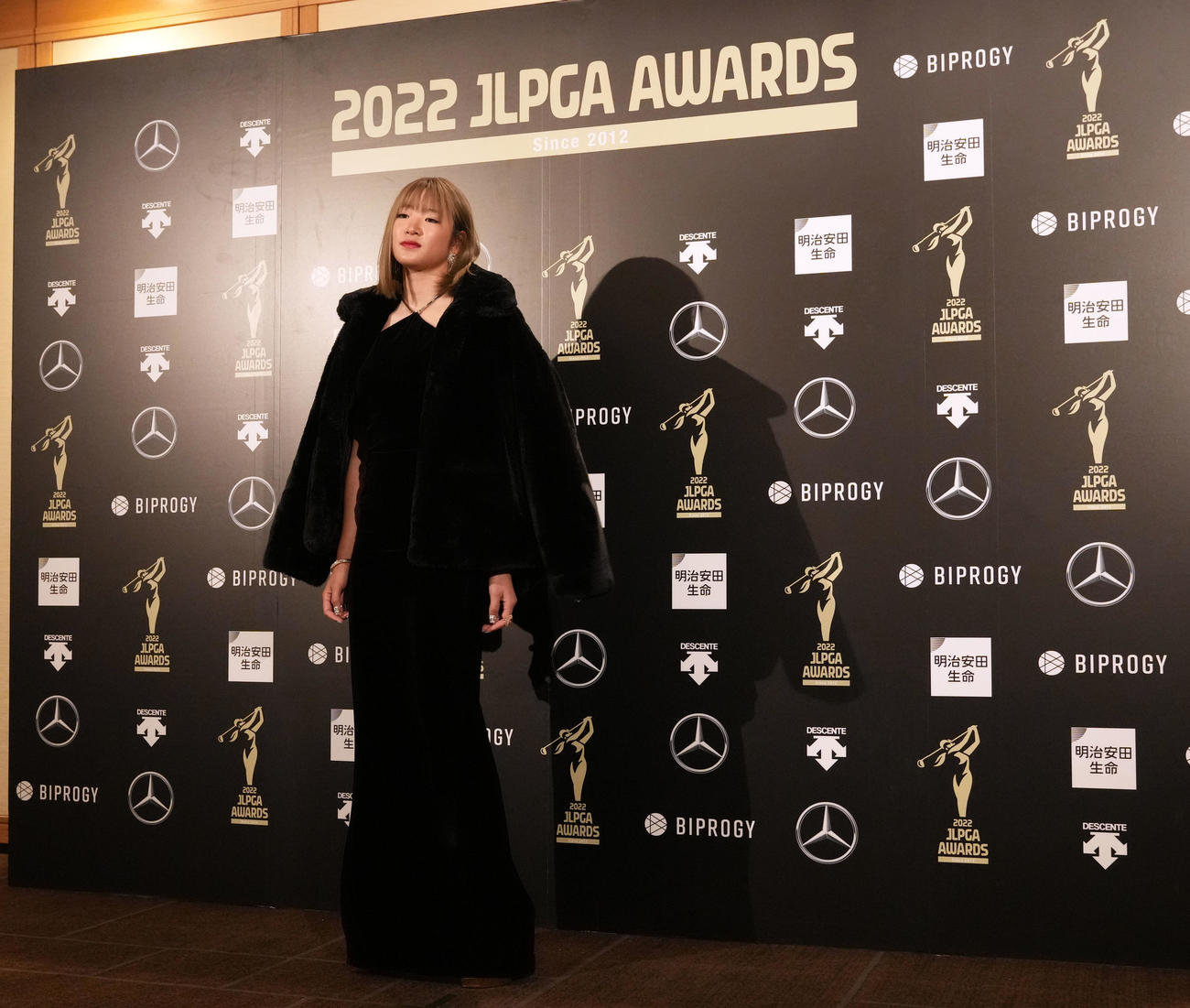 JLPGAアワードのフォトコールで衣装を披露する原英莉花（撮影・狩俣裕三）