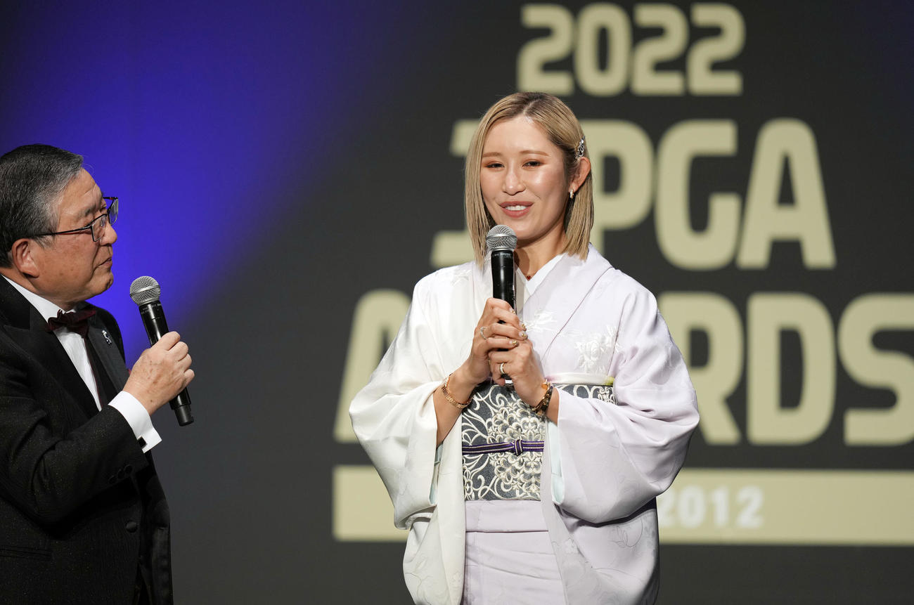 JLPGAアワードでメディア賞「ベストコメント」部門を受賞し、司会の徳光和夫アナウンサー（左）と話をする金田（撮影・狩俣裕三）