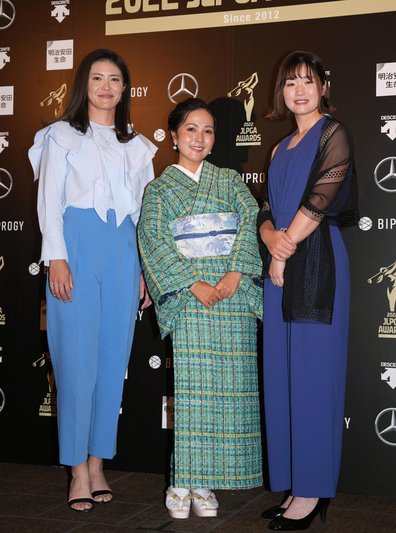 JLPGAアワードのフォトコールで衣装を披露する、左から渡辺、青木、植竹（撮影・狩俣裕三）