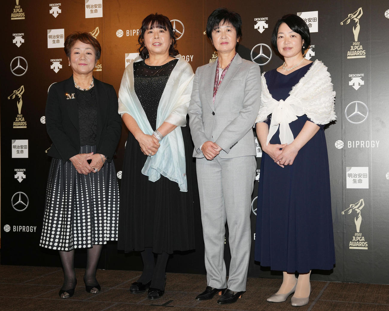 JLPGAアワードのフォトコールで衣装を披露する、左から若浦、乃村、大城、山本（撮影・狩俣裕三）