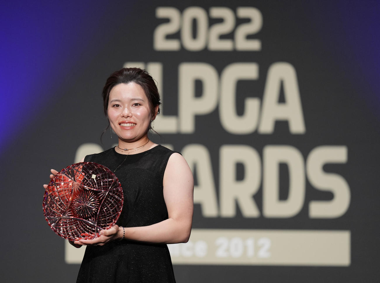 JLPGAアワードで栄誉賞を受賞し、記念撮影をする勝（撮影・狩俣裕三）