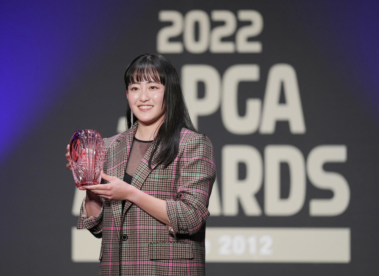 JLPGAアワードで敢闘賞を受賞し、記念撮影をする岩井千（撮影・狩俣裕三）