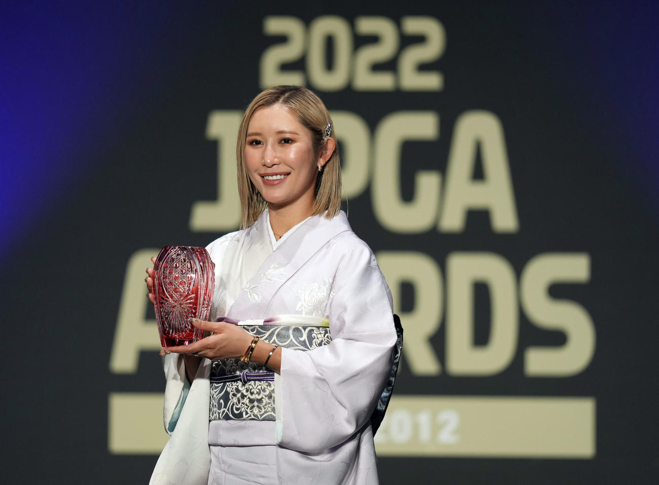 JLPGAアワードで敢闘賞を受賞し、記念撮影をする金田（撮影・狩俣裕三）