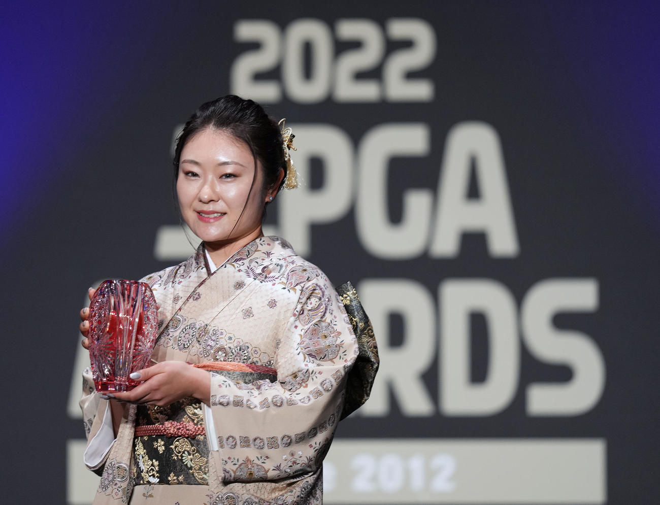 JLPGAアワードで敢闘賞を受賞し、記念撮影をする藤田（撮影・狩俣裕三）