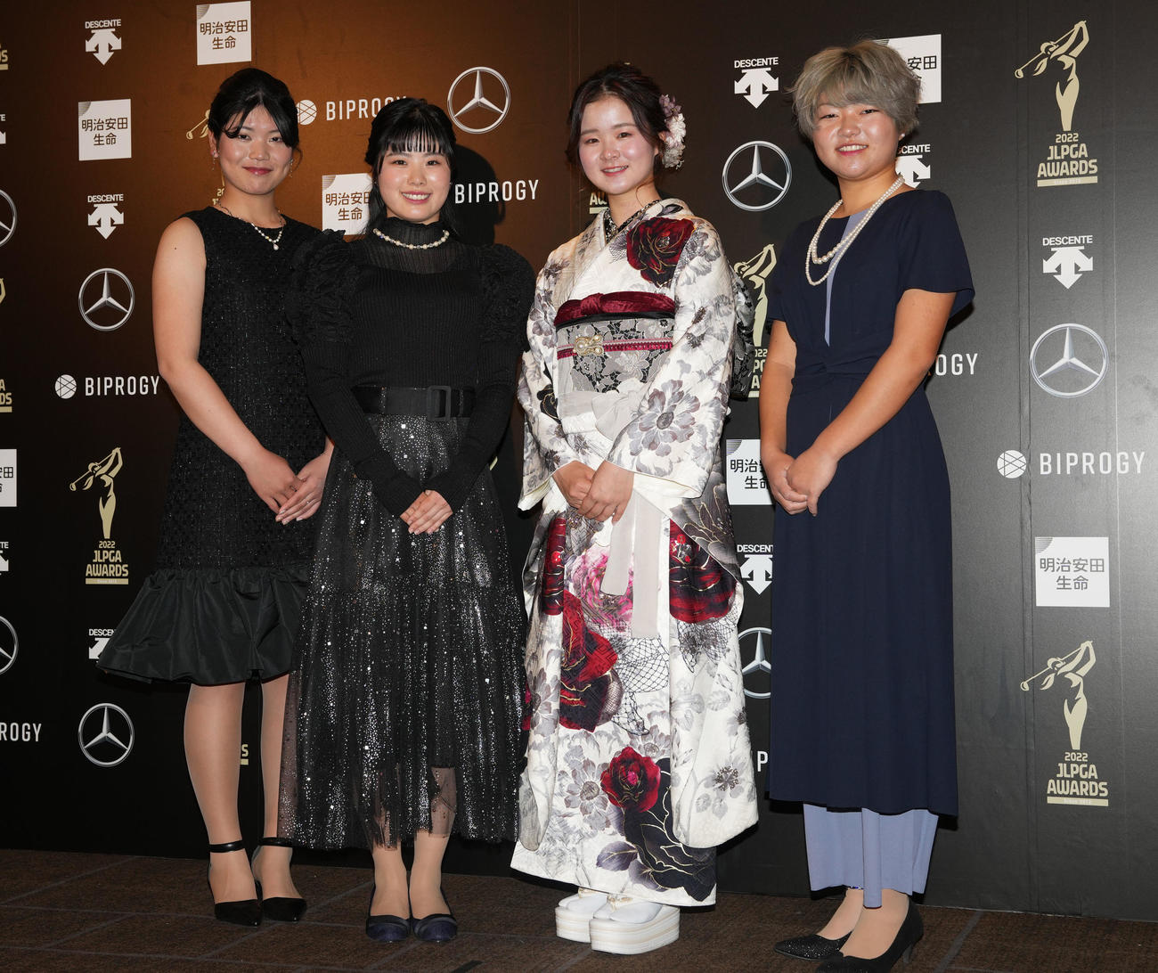 JLPGAアワードのフォトコールで衣装を披露する、左から桜井、尾関、川崎、宮沢（撮影・狩俣裕三）