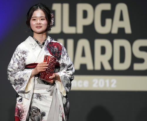 JLPGAアワード明治安田生命新人賞を受賞する川崎（撮影・狩俣裕三）