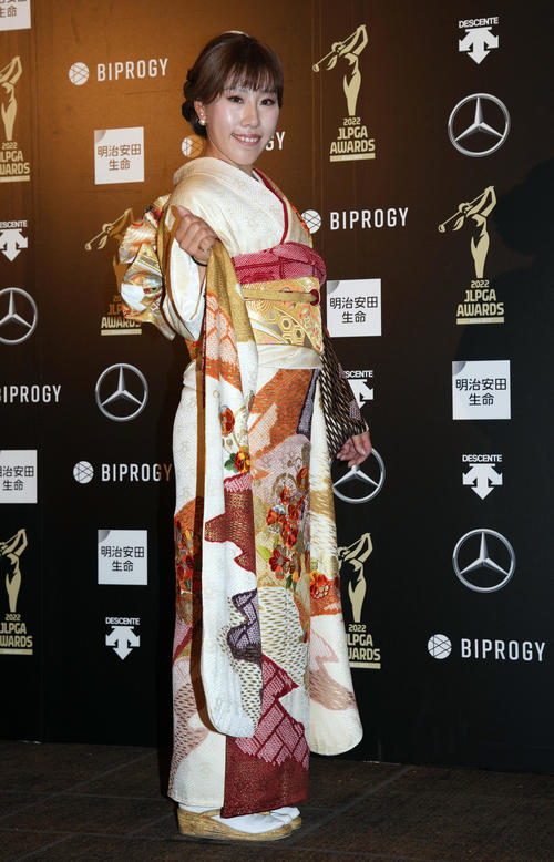 JLPGAアワードのフォトコールで衣装を披露する木村（撮影・狩俣裕三）