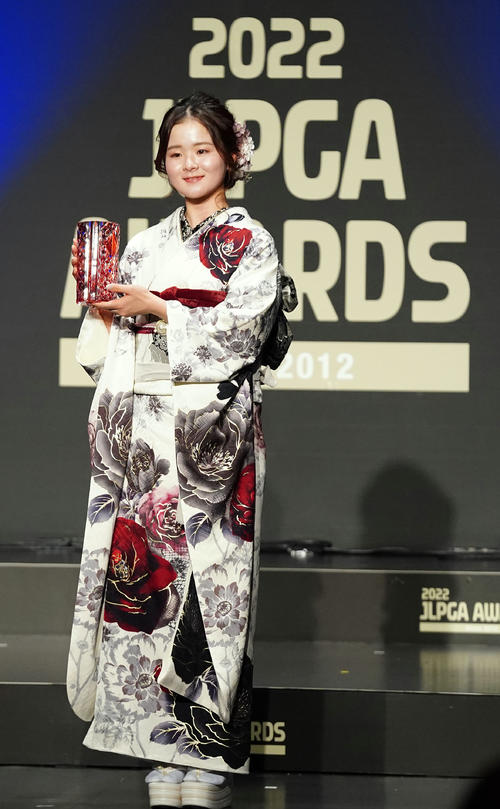 JLPGAアワード明治安田生命新人賞を受賞する川崎（撮影・狩俣裕三）