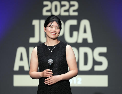 JLPGAアワードでステップアップツアー賞金ランキング第1位を獲得し、表彰される桜井（撮影・狩俣裕三）