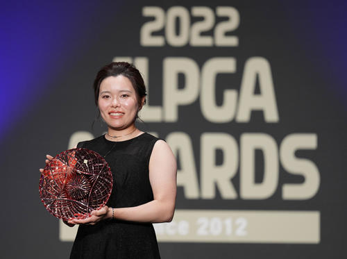 JLPGAアワードで栄誉賞を受賞し、記念撮影をする勝（撮影・狩俣裕三）