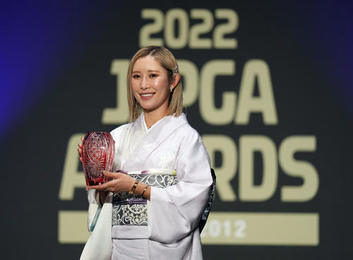 JLPGAアワードで敢闘賞を受賞し、記念撮影をする金田（撮影・狩俣裕三）