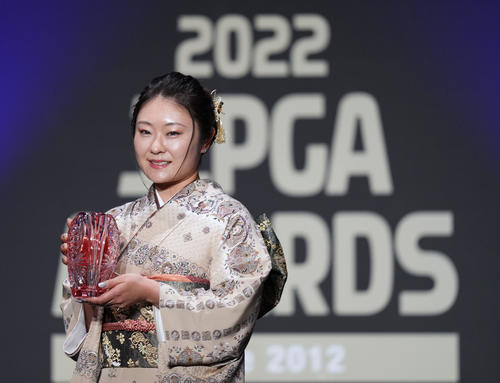 JLPGAアワードで敢闘賞を受賞し、記念撮影をする藤田（撮影・狩俣裕三）
