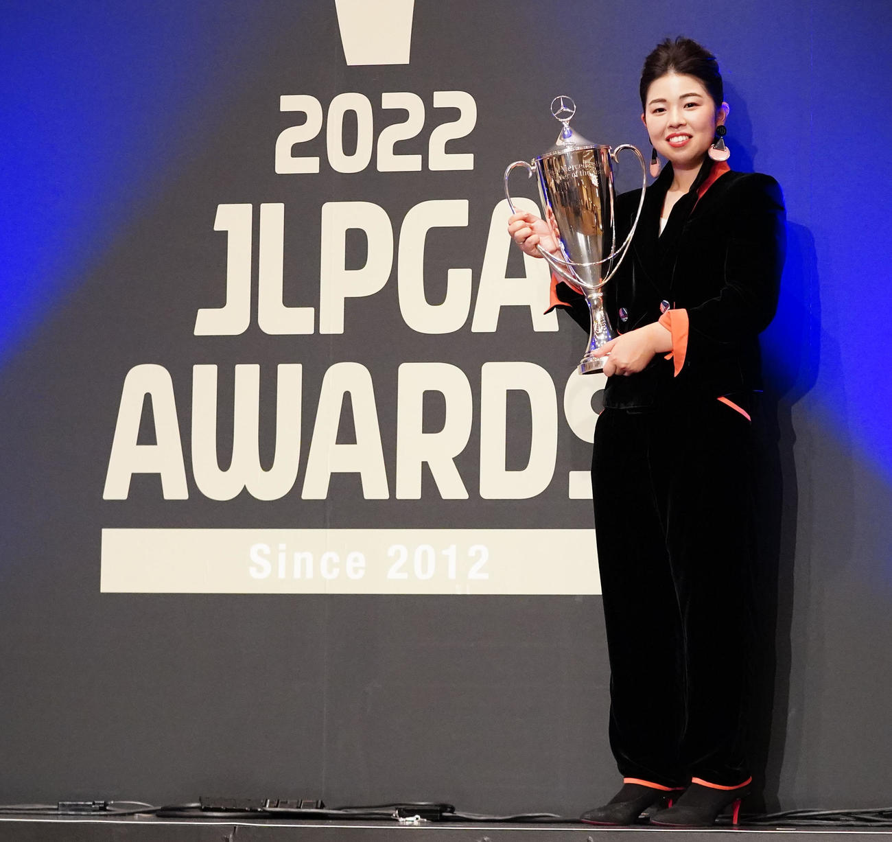 JLPGAアワードで年間最優秀選手に選ばれ、記念撮影をする山下（撮影・狩俣裕三）
