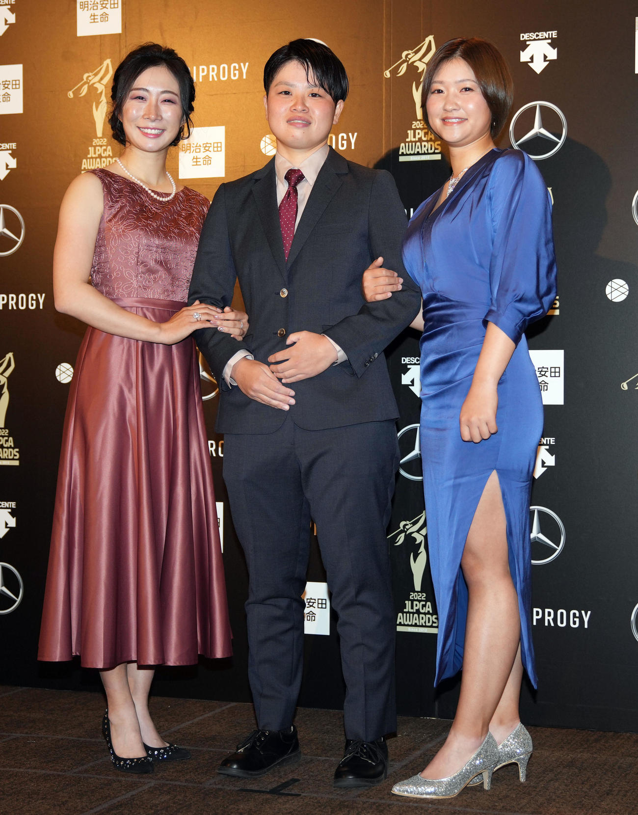 JLPGAアワードのフォトコールで衣装を披露する、左から篠崎、大林、平井（撮影・狩俣裕三）